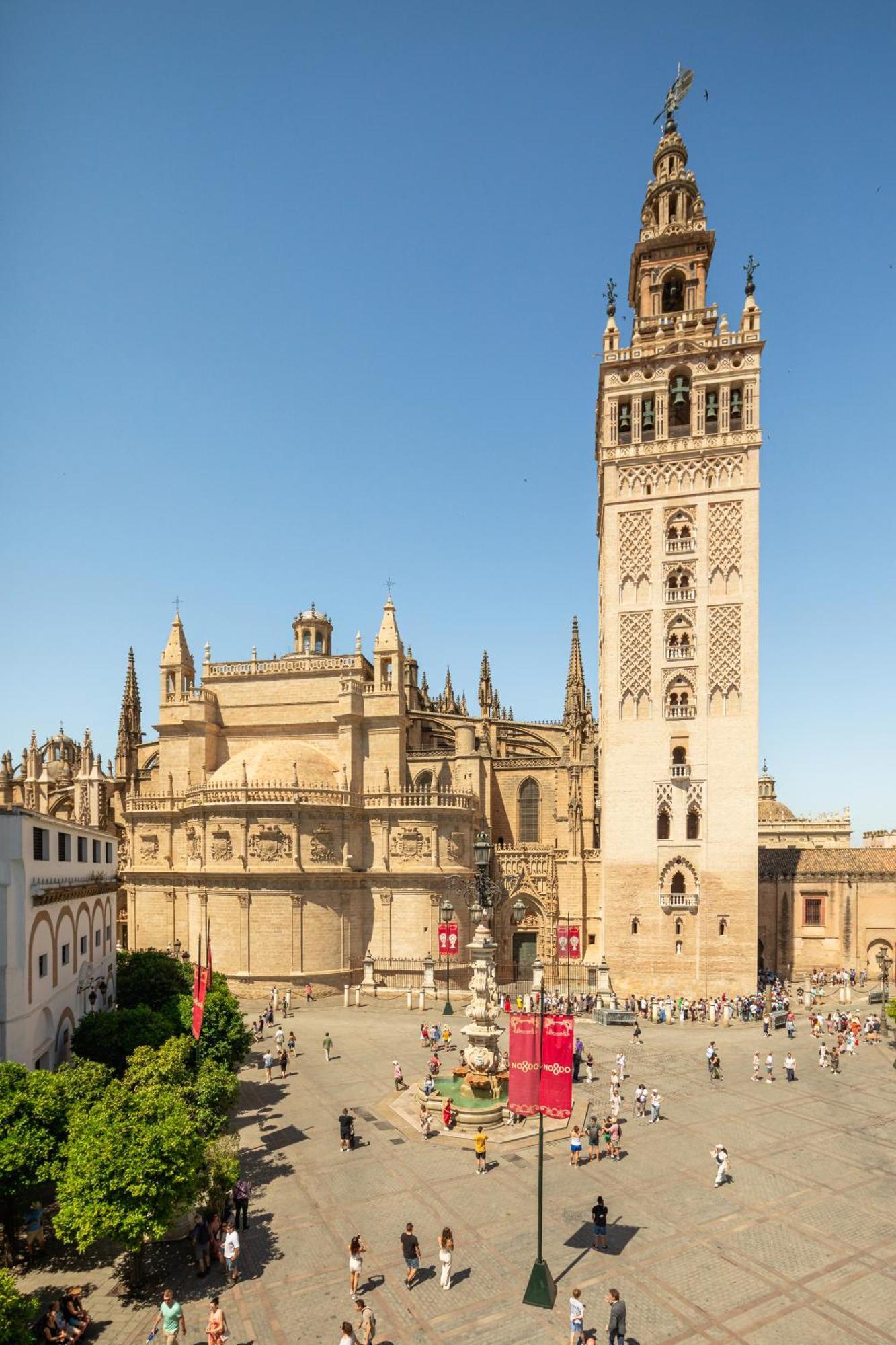 Lujoso A Pies De La Catedral * Seville